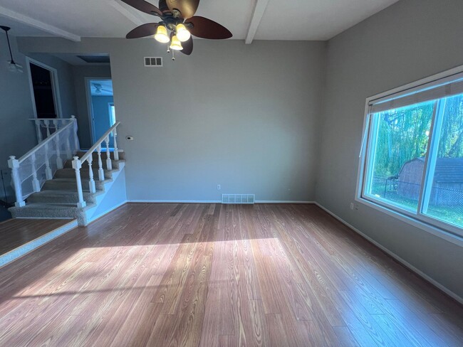 Building Photo - Two Bedroom Duplex in Kentwood!