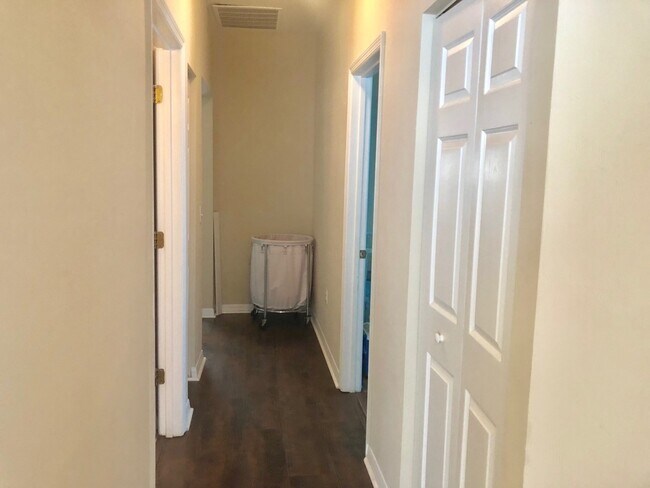 Building Photo - 4BR/2BA in Sorrento with large, fenced-in ...