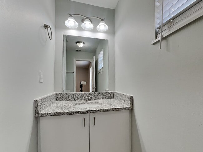 Building Photo - Beautiful 3 Beds 2 Baths Home in East Tampa!