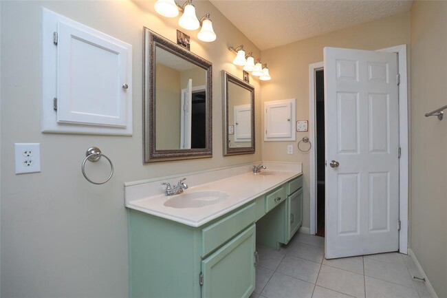 Building Photo - 22815 Red River Dr