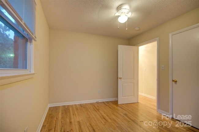 Building Photo - 421 E McLelland Ave