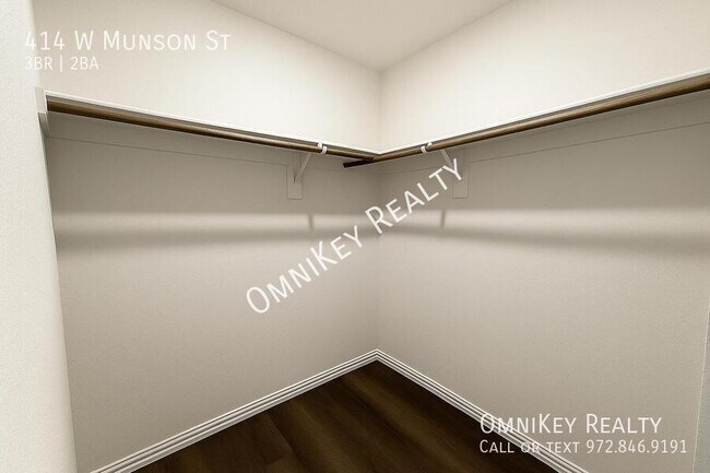 Building Photo - 414 W Munson St