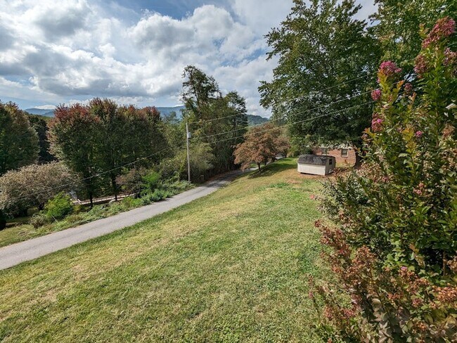 Building Photo - What a VIEW! Beautiful 3BD/2BA Ranch Style House in Speedwell Acres offered exclusively by Wester...