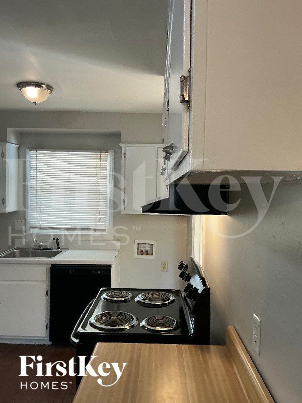 Building Photo - 1458 S White Station Rd