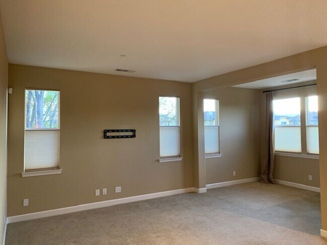 Building Photo - 582 Santa Rosalia Terrace