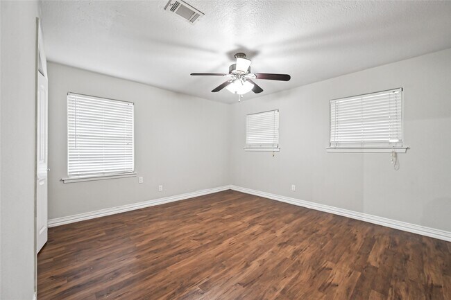 Building Photo - 1503 Leneva Ln