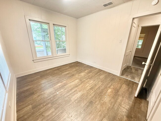 Building Photo - 811 Kickapoo St