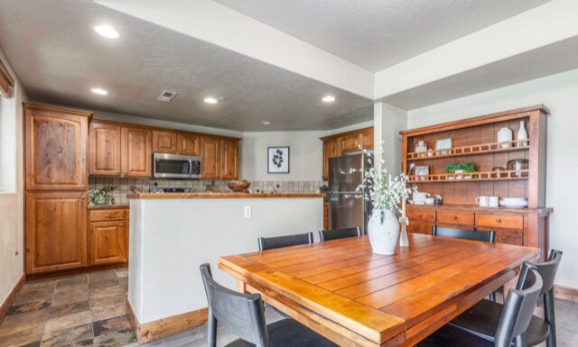 Building Photo - 6095 N Fox Pointe Cir