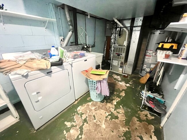 Building Photo - Adorable Townhouse - 2 Bedroom 1.5 Bathroom - Bonnie Brae Drive