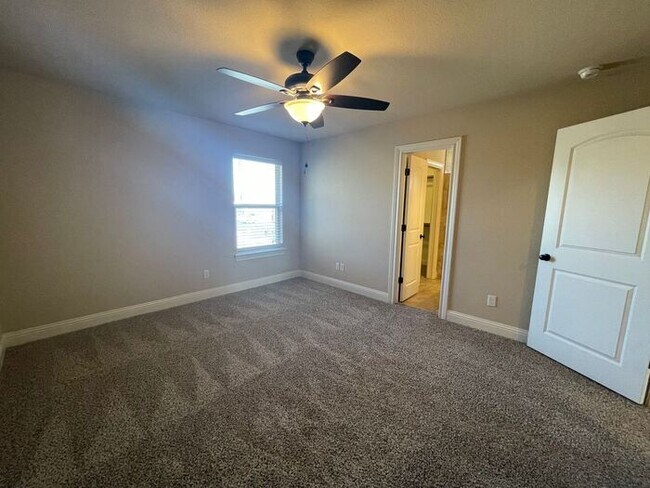 Building Photo - Beautiful Benbrook 3B/2.5B Townhome ((Stai...