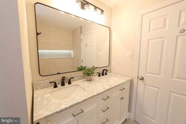 Building Photo - 208 Liberty Cir