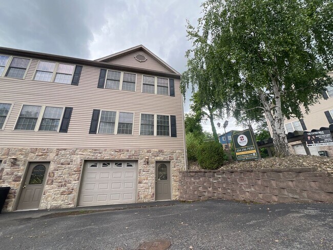 Building Photo - 4 Pineview Pl