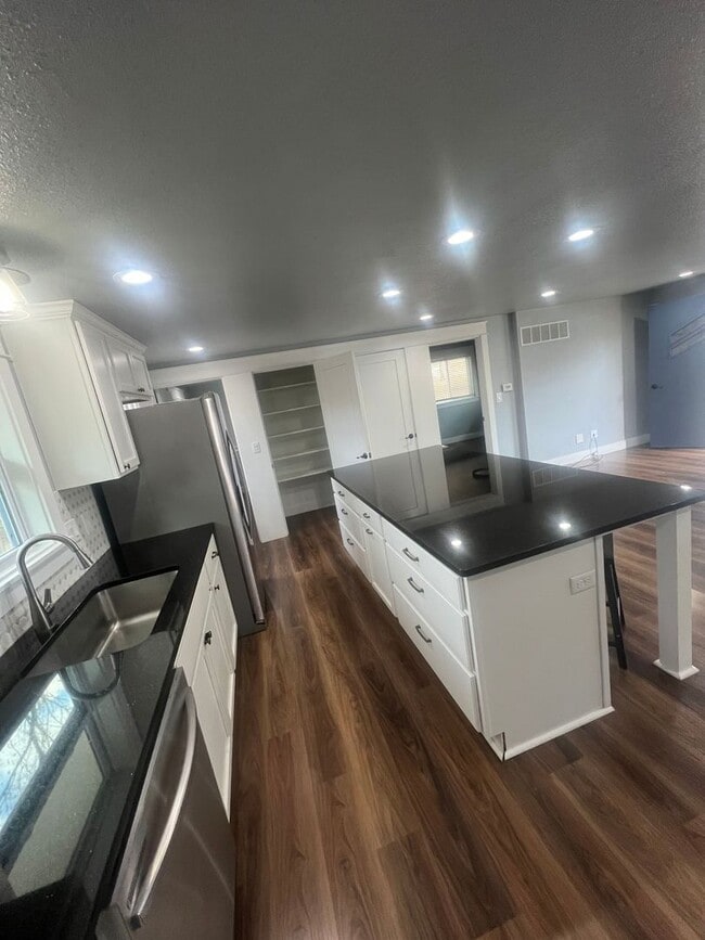 Building Photo - 695 Passover Rd