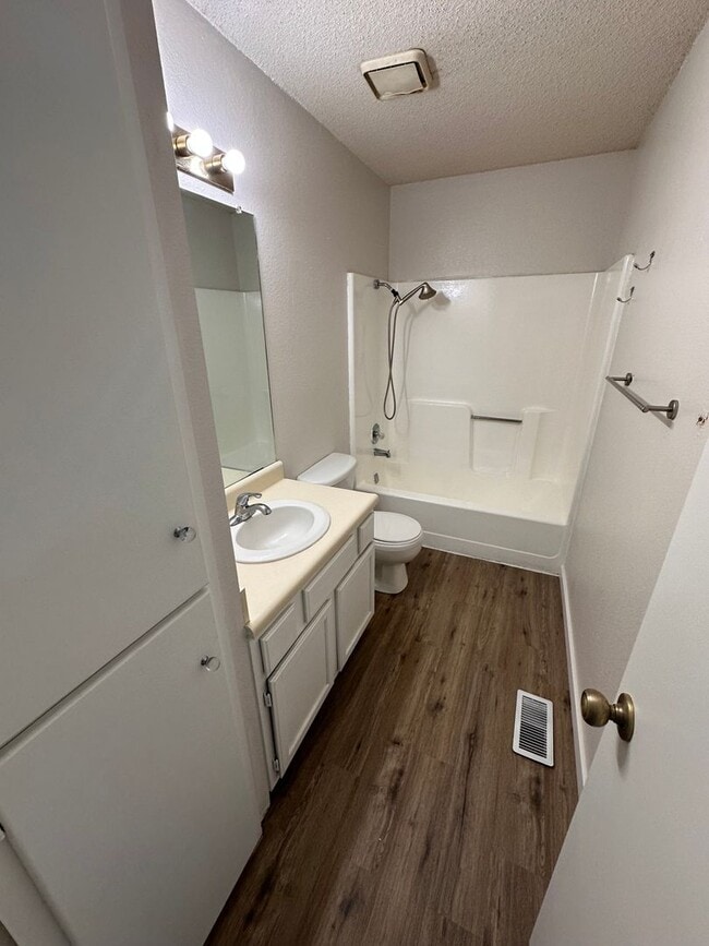 Building Photo - $895 - 2 bed 1.5 bath beautiful bi-level a...