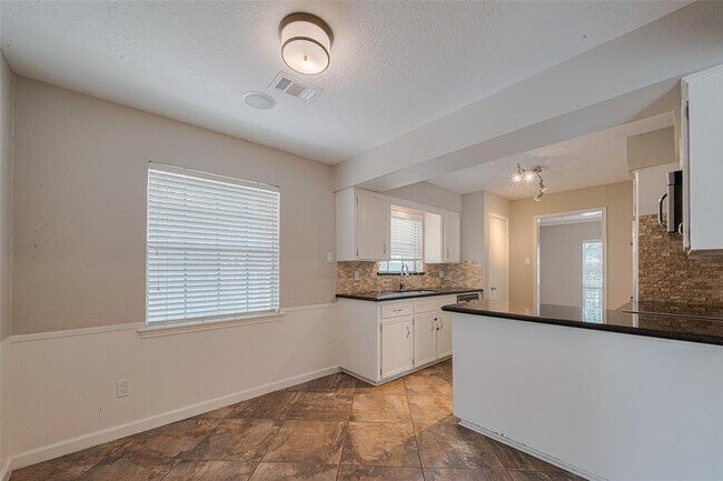 Building Photo - 927 Carlingford Ln