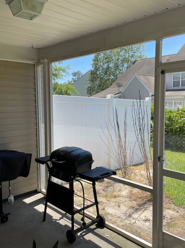 Building Photo - Conveniently Located Townhome in Pooler