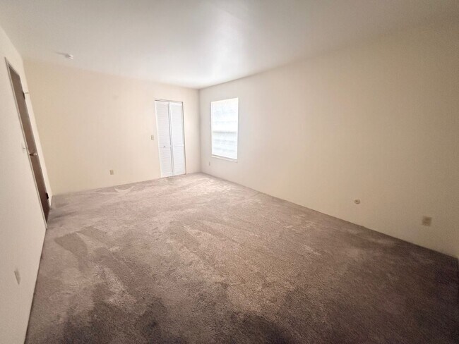 Building Photo - 2BR/2BA | Newly Renovated Condo| Nice views of grassy area | Community Pool!