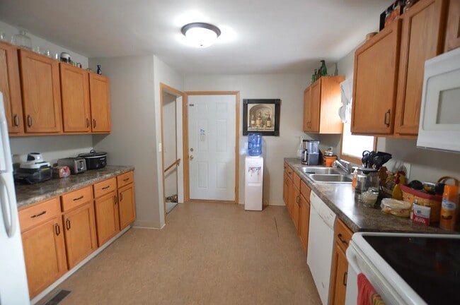 Building Photo - Beautiful 4 bedroom home