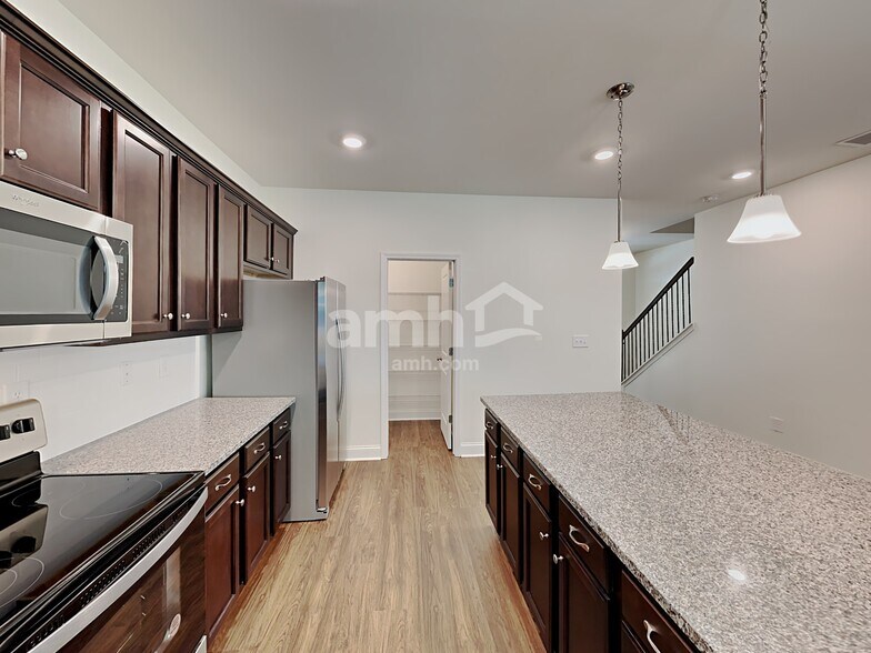 Building Photo - 546 Slew Dr