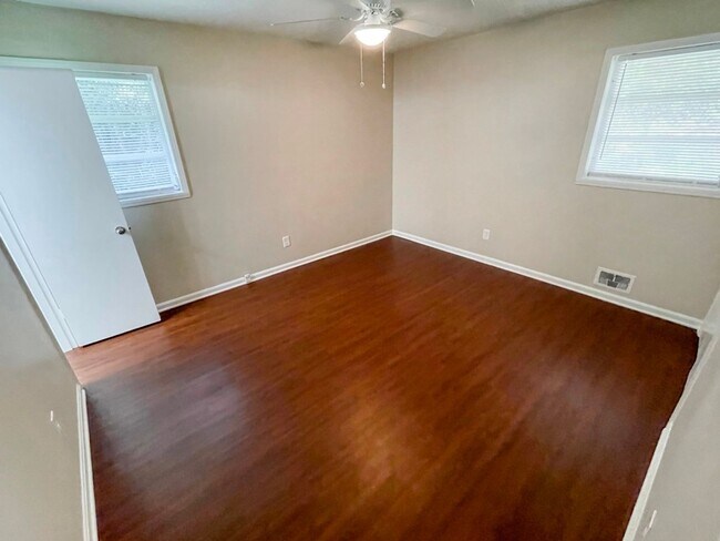 Building Photo - Renovated 3BR Ranch w/Basement