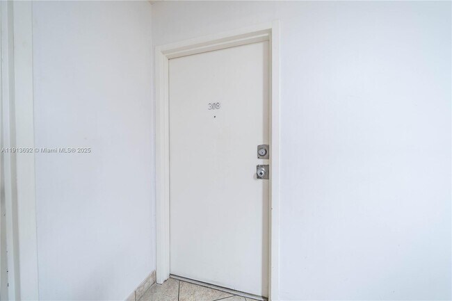 Building Photo - 2600 Collins Ave