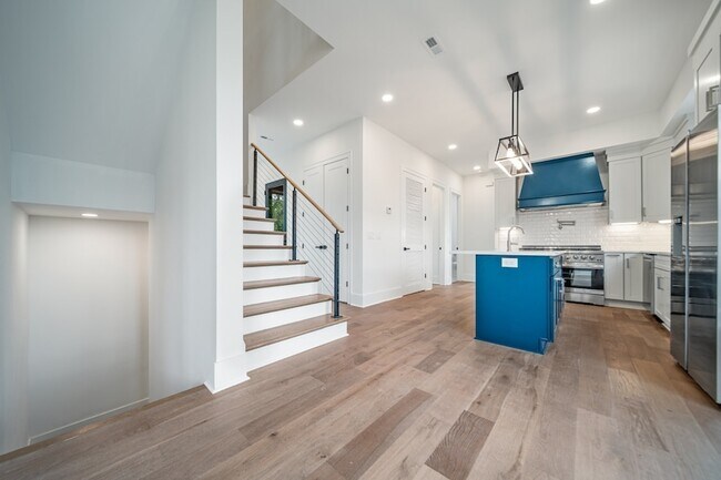Building Photo - 6011 Hill Cir Dr