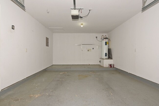 Building Photo - Charming and Spacious Home in a Quiet and ...