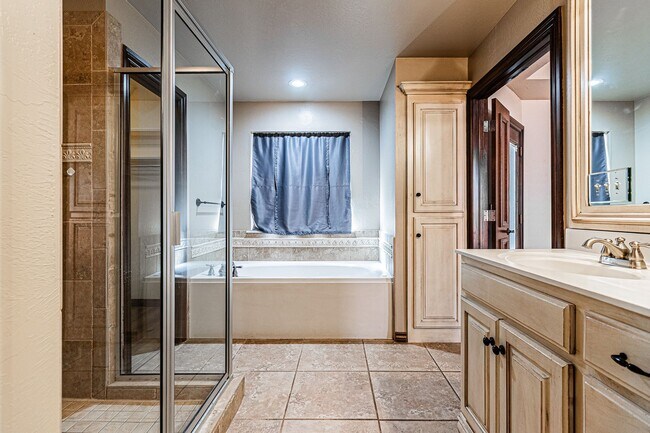 Building Photo - 4 Bed 3 Bath in Edmond!