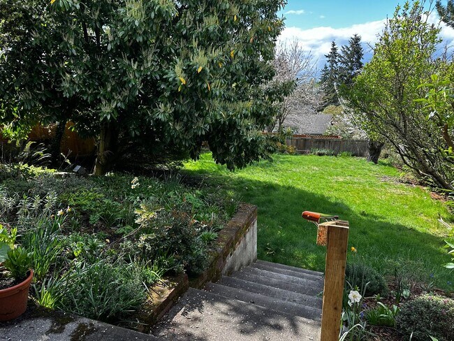 Building Photo - 2bd/1ba Seattle Home