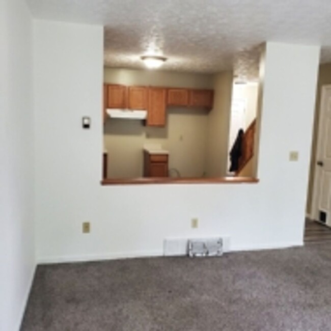 Building Photo - 2/3 Bed Room 1 ½ Townhouse for rent.