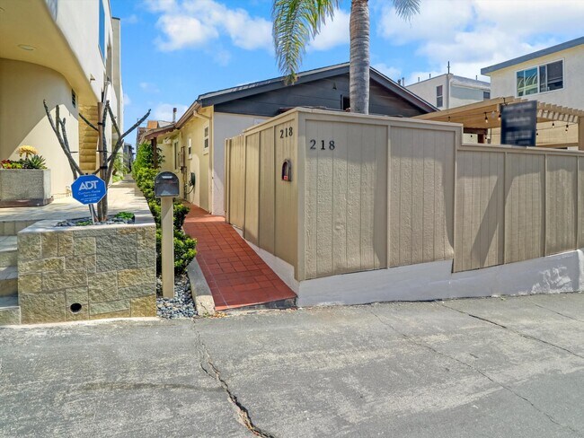 Building Photo - 218 25th Pl