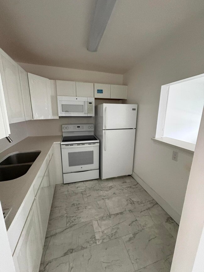 Building Photo - 374 Camden P