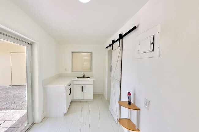 Building Photo - 1260 SW 32nd St