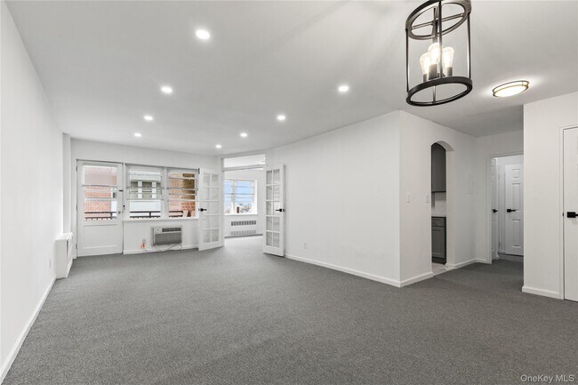 Building Photo - 740 E Broadway