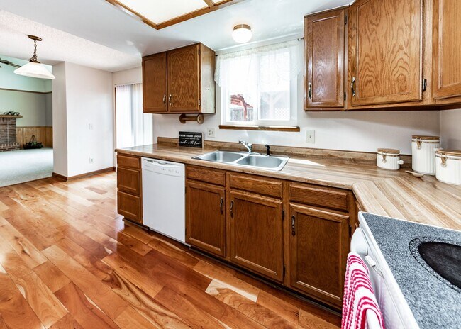 Building Photo - Westside Home in Mt Shadows in D20