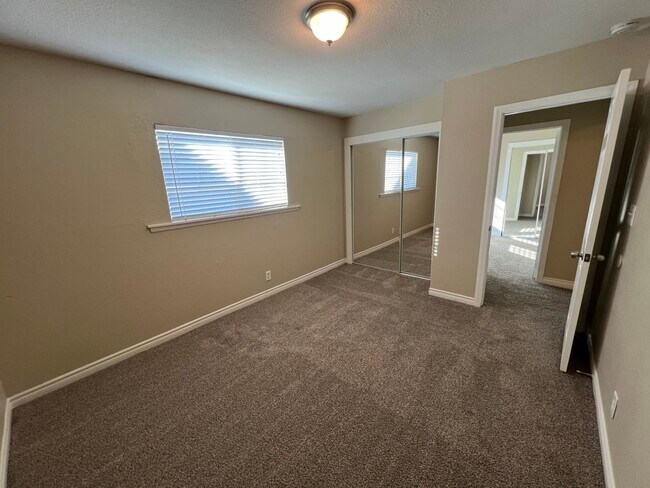 Building Photo - 526 W Hoffer St