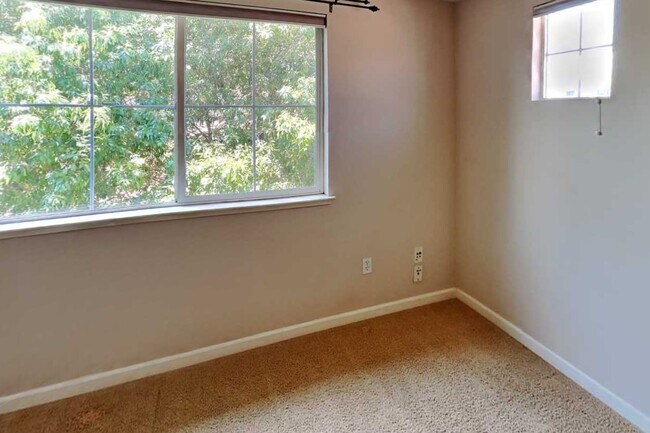 Building Photo - 2 Bedroom Top Floor Townhouse in Southwest San Jose with Garage