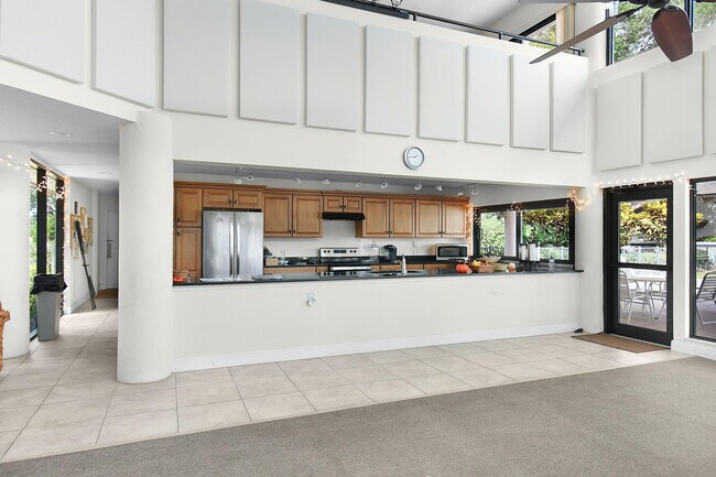 Building Photo - 6040 SE Martinique Dr