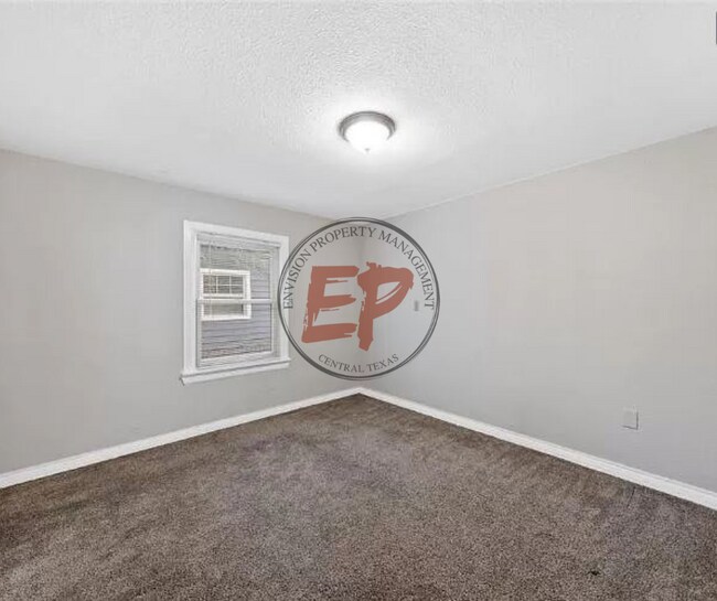 Building Photo - 213 N Oak Dr