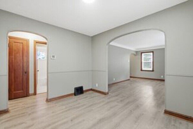 Building Photo - 3 Bed / 1 Bath | Ferguson, MO | $1,220/mo