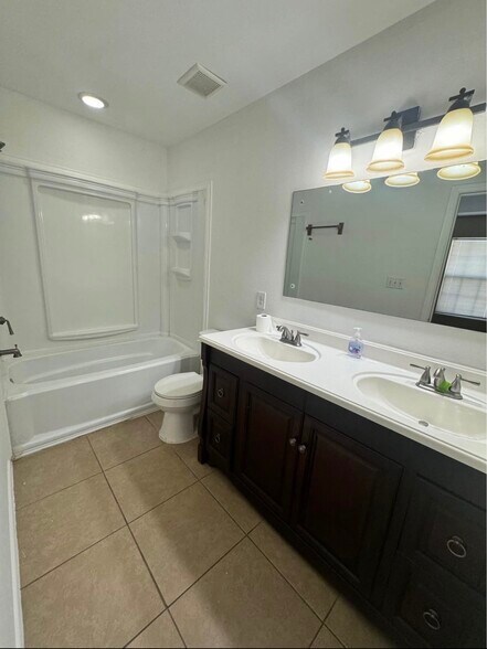 Building Photo - 1110 W Gardenia Ave