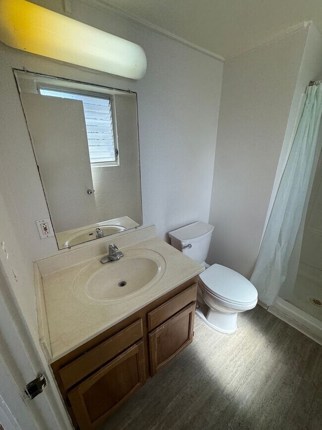 Building Photo - Large 2/2 Waikiki Condo with Parking, Lanai, A/C & W/D in unit!