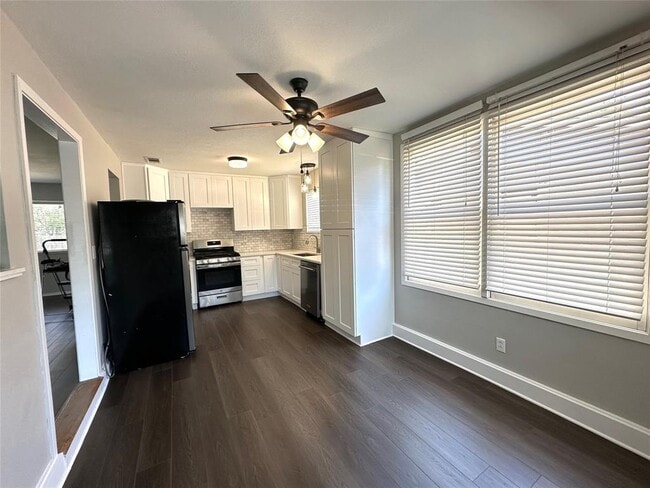 Building Photo - 8302 Briarwood Ln