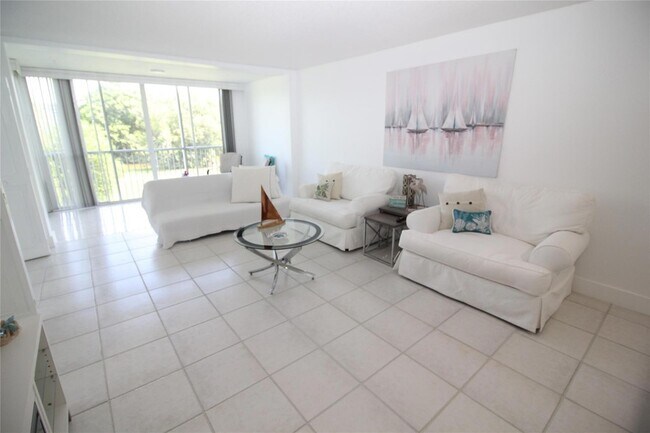 Building Photo - 3151 S Palm Aire Dr