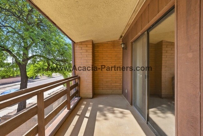 Building Photo - Spacious Three Bedroom/Three Bath Townhome