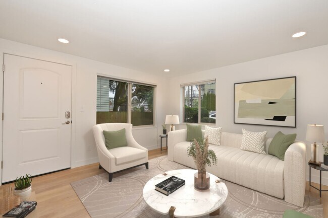 Building Photo - Greenlake Remodel - 1 Bed / 1 Bath, In Unit Washer / Dryer