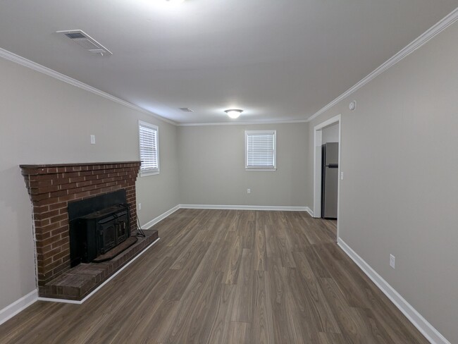 Building Photo - 609 North St W