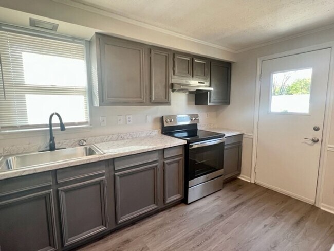 Building Photo - Two bedroom, 1 bath a duplex in Graham