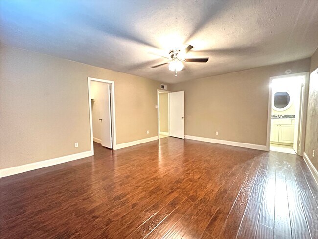 Building Photo - 423 Lee Dr