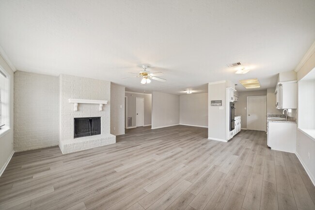 Building Photo - 2402 Hilton Head Dr